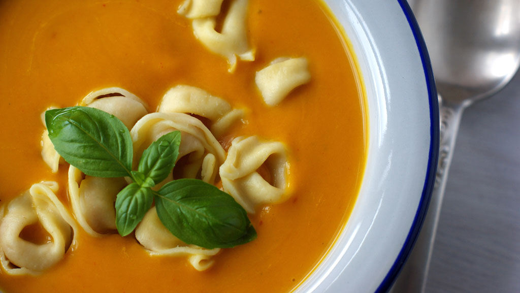 Rozgrzewająca, jesienna zupa z dyni hokkaido z ravioli.