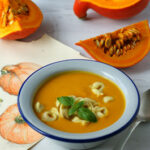 Rozgrzewająca, jesienna zupa z dyni hokkaido z ravioli.