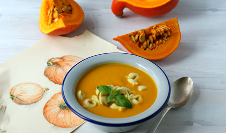 Rozgrzewająca, jesienna zupa z dyni hokkaido z ravioli.