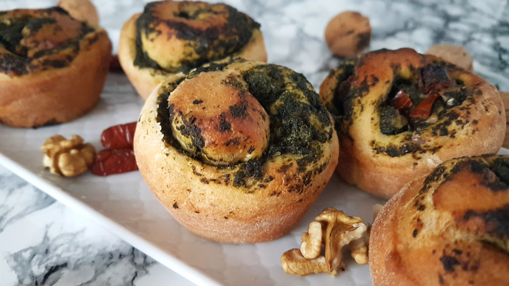 chrupiące bułeczki z nadzieniem ze szpinaku i suszonych pomidorów.