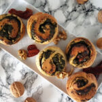 chrupiące bułeczki z nadzieniem ze szpinaku i suszonych pomidorów.