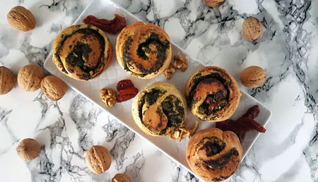 chrupiące bułeczki z nadzieniem ze szpinaku i suszonych pomidorów.