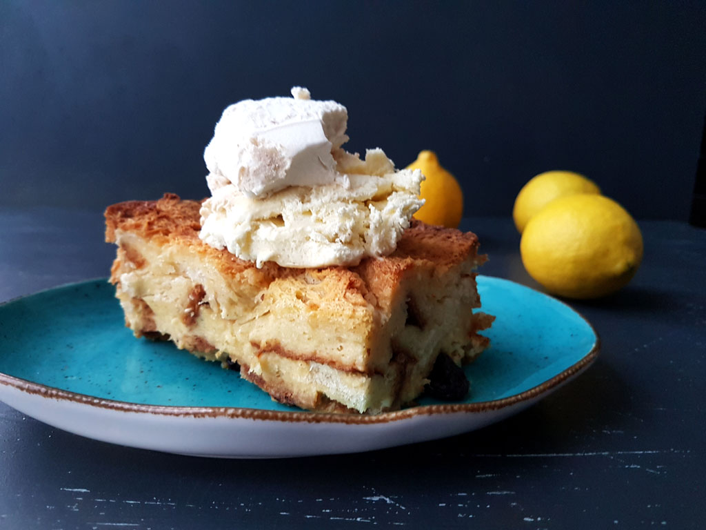 Pudding ze słodkiej chałki i lody