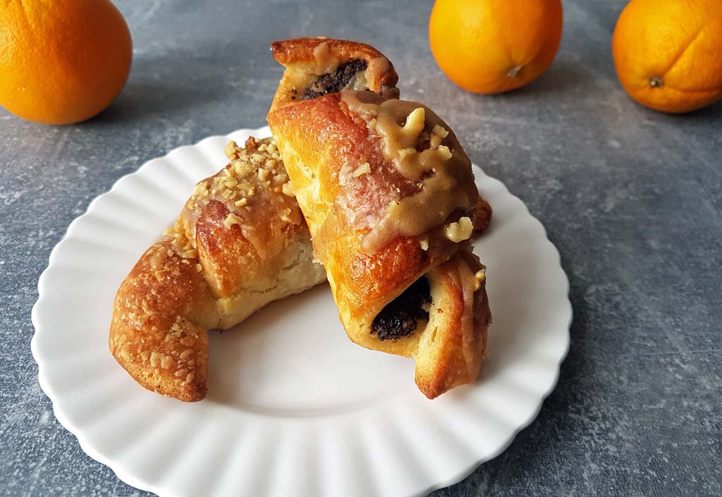Krucho drożdżowe rogale z makiem, orzechami i lukrem.