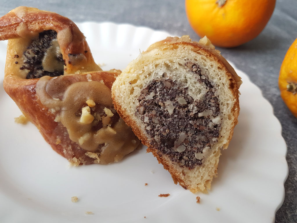 Krucho drożdżowe rogale z makiem, orzechami i lukrem.