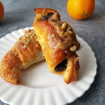 Krucho drożdżowe rogale z makiem, orzechami i lukrem.