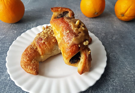 Krucho drożdżowe rogale z makiem, orzechami i lukrem.