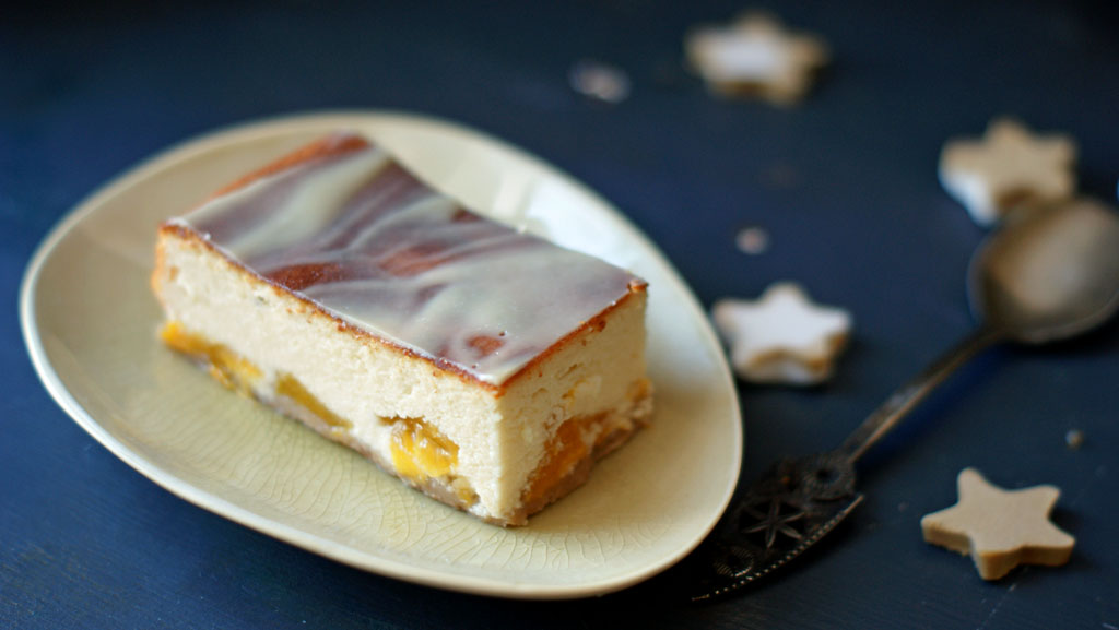 Kremowy, waniliowy sernik brzoskwiniami.