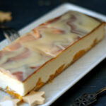 Kremowy, waniliowy sernik brzoskwiniami.