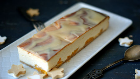Kremowy, waniliowy sernik brzoskwiniami.