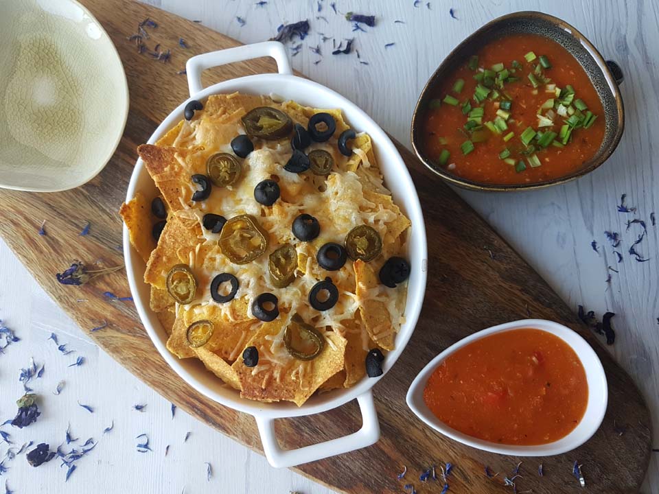 nachos z domowym sosem pomidorowym