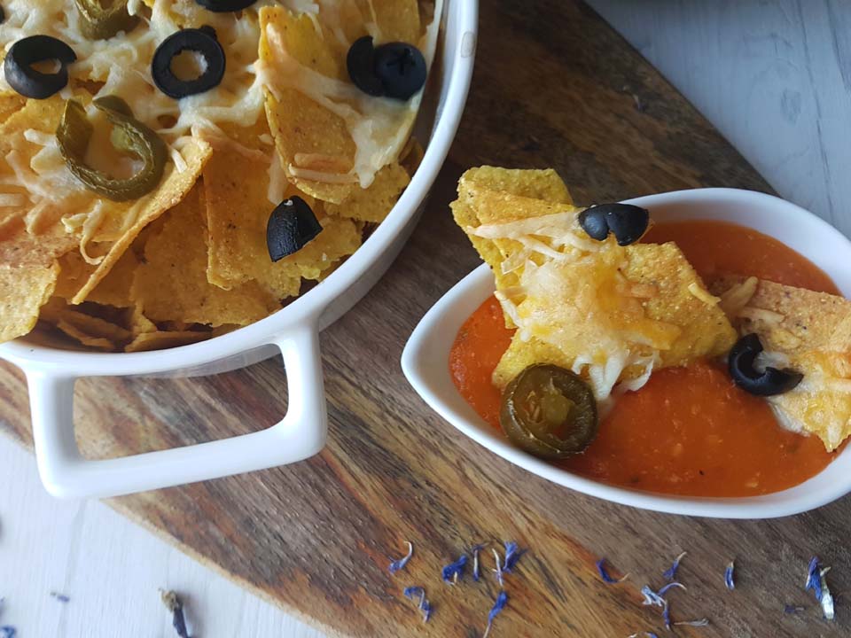 nachos z domowym sosem pomidorowym