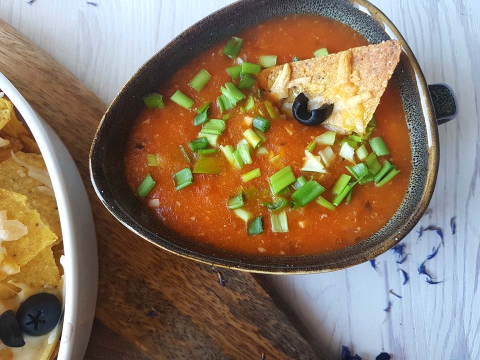 nachos z domowym sosem pomidorowym