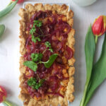 wytrawna tarta wielkanocna z batatami i karmelizowaną cebulą