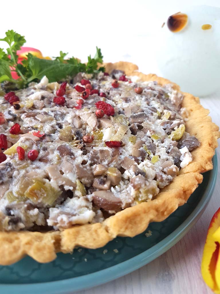 tarta z brązowymi pieczarkami