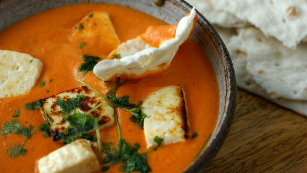 Kremowy, indyjski sos na bazie orzeszków nerkowca i pomidorów z kawałkami serka typu włoskiego