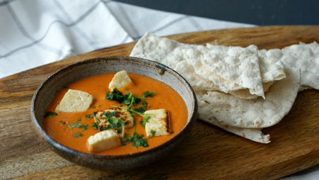 Kremowy, indyjski sos na bazie orzeszków nerkowca i pomidorów z kawałkami serka typu włoskiego