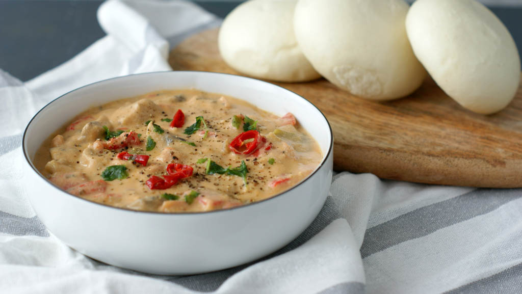 gulasz z papryki, pieczarek i orzechów nerkowca