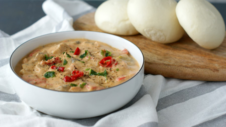 gulasz z papryki, pieczarek i orzechów nerkowca