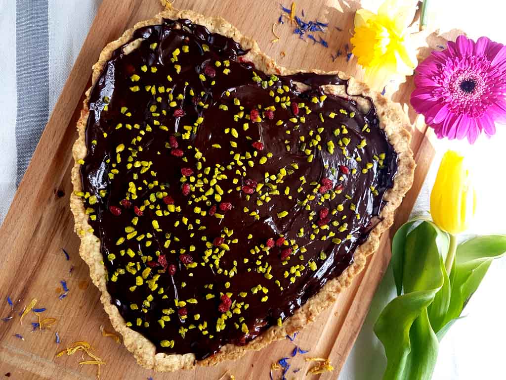 Krucha, maślana tarta z kajmakiem i czekoladowym ganache na Dzień Matki