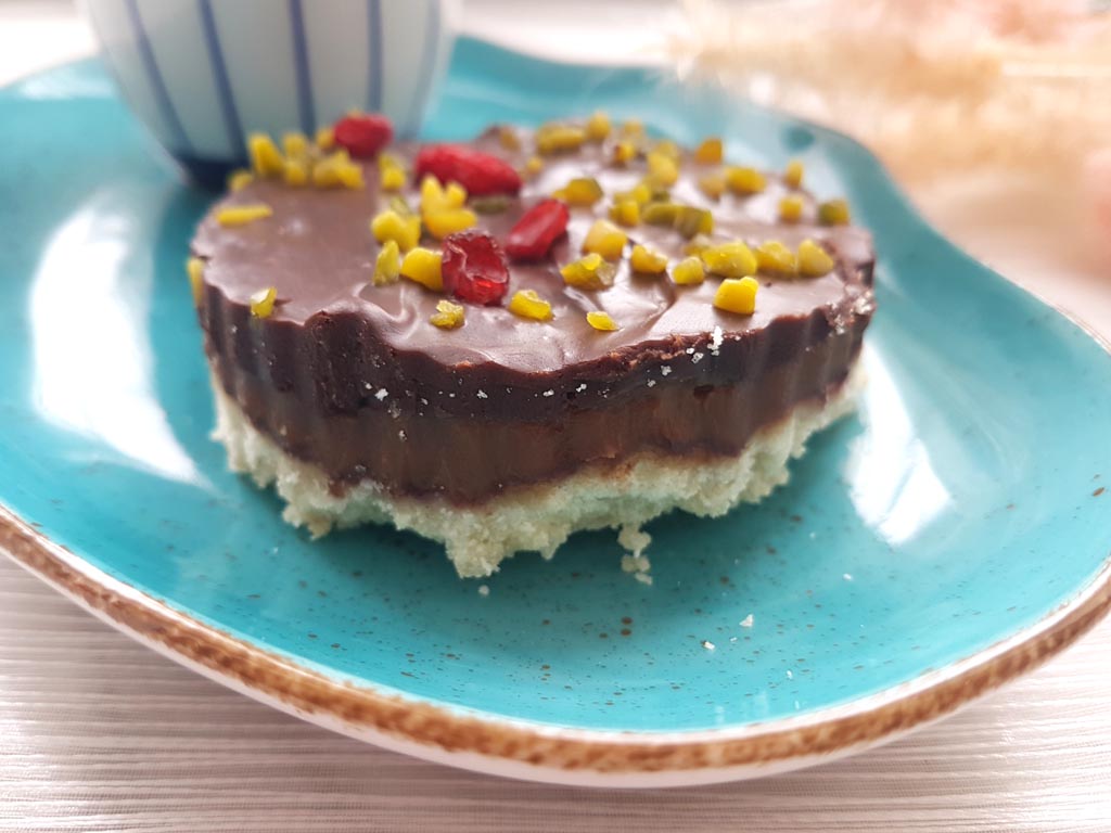 Krucha, maślana tarta z kajmakiem i czekoladowym ganache na Dzień Matki