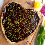 Krucha, maślana tarta z kajmakiem i czekoladowym ganache na Dzień Matki