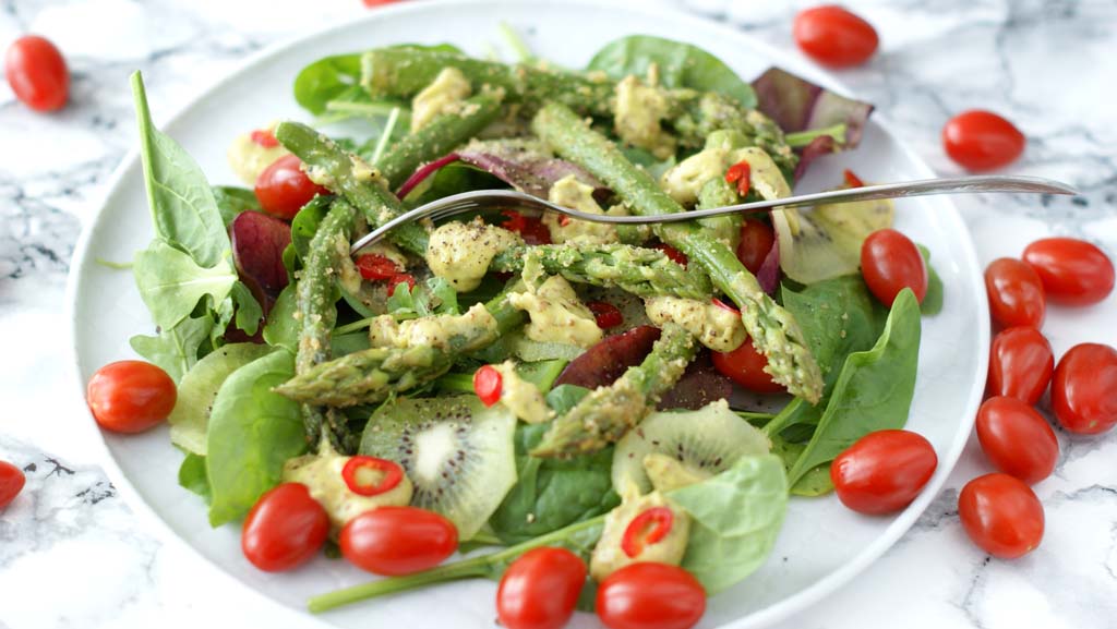 sałatka ze szparagami, kiwi i dresingiem z awokado