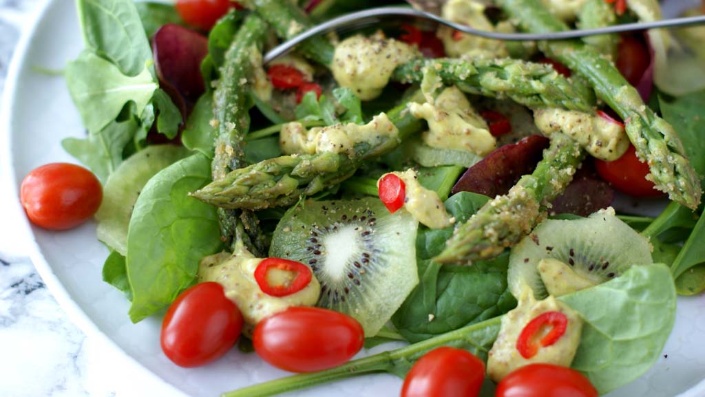 sałatka ze szparagami, kiwi i dresingiem z awokado