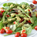 sałatka ze szparagami, kiwi i dresingiem z awokado