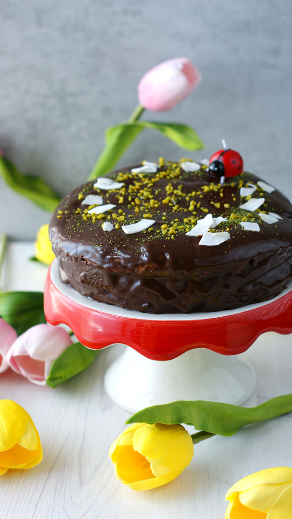 Czekoladowy tort, z ganaszem, masą fistaszkową i konfiturą z wiśni.