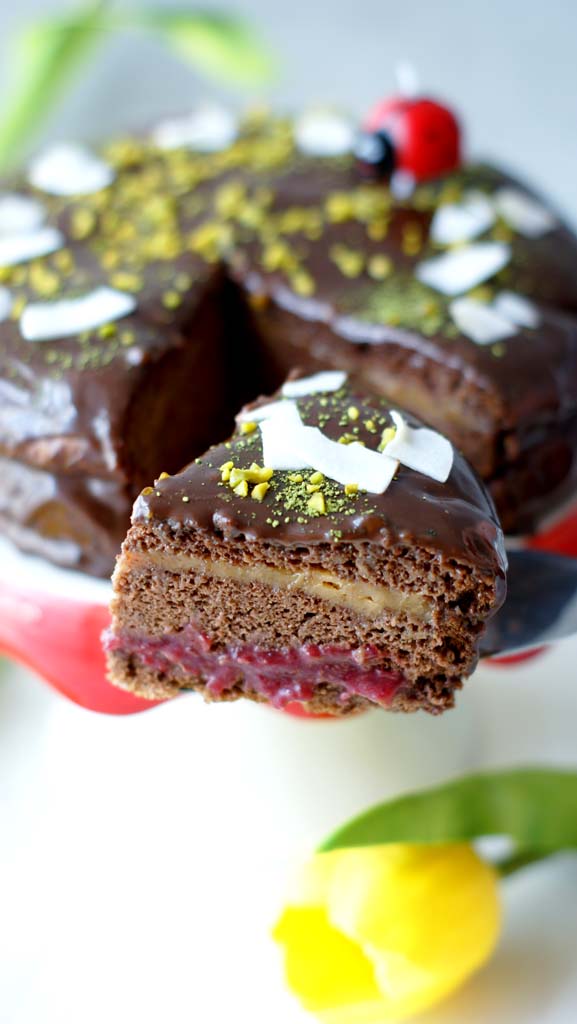 Czekoladowy tort, z ganaszem, masą fistaszkową i konfiturą z wiśni.