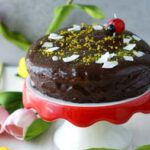 Czekoladowy tort, z ganaszem, masą fistaszkową i konfiturą z wiśni.