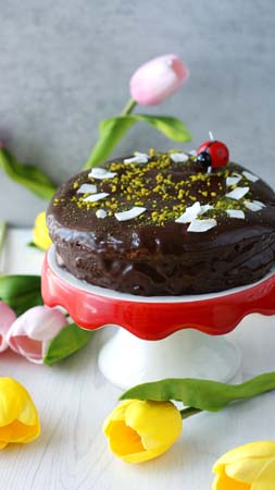 Czekoladowy tort, z ganaszem, masą fistaszkową i konfiturą z wiśni.