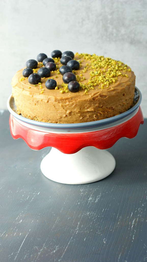 tort z makiem, kremem pomarańczowym i karmelem