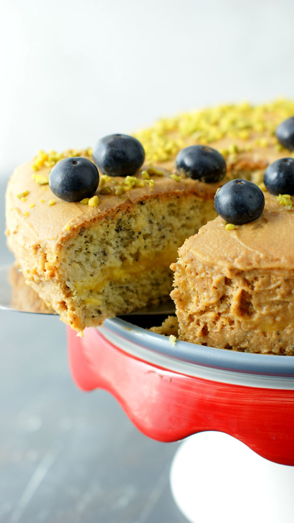 tort z makiem, kremem pomarańczowym i karmelem